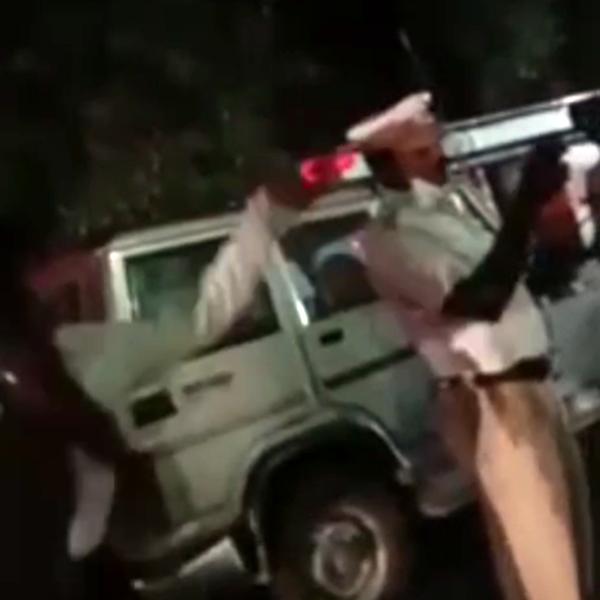 கீழே இறங்குமாறு அழைத்த போலீஸ் கீழே இறங்குமாறு அழைத்த போலீஸ்