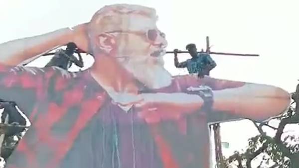 பாலாபிஷேகம் செய்யும் அஜித் ரசிகர்கள் பாலாபிஷேகம் செய்யும் அஜித் ரசிகர்கள்