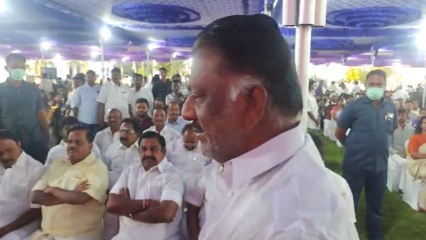 முதல் வரிசையில் எடப்பாடி பழனிச்சாமி 