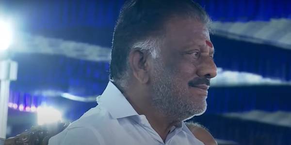 நேருக்கு நேர் பார்க்க தவறிய நிலையில்.. 