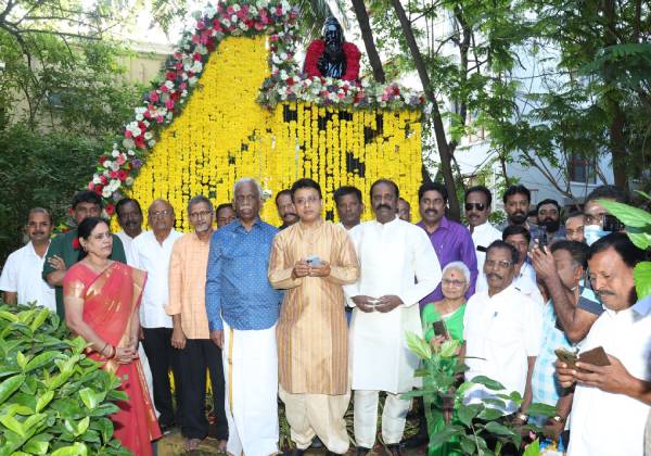 Thiruvalluvar wont change his religion if he rubs ocher Poet Vairamuthu praises