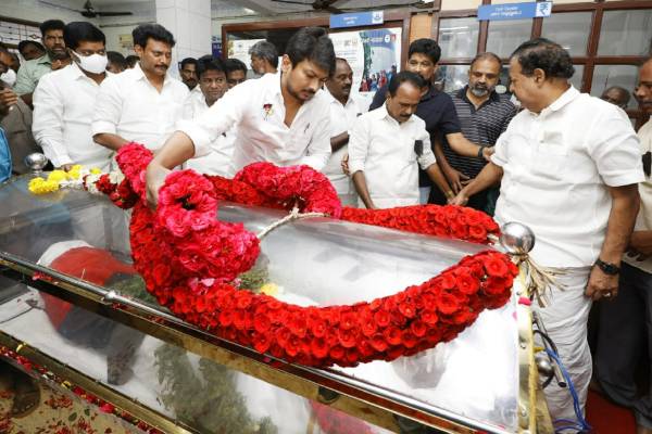 உதயநிதி நேரில் அஞ்சலி உதயநிதி நேரில் அஞ்சலி