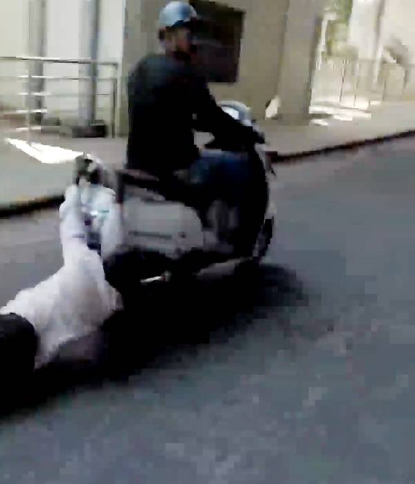 ஸ்கூட்டரை எட்டி பிடித்து.. 