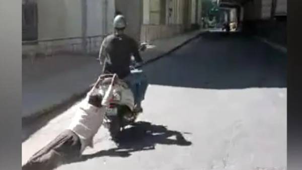 முதியவரை இழுத்தப்படி சென்ற ஸ்கூட்டர் 