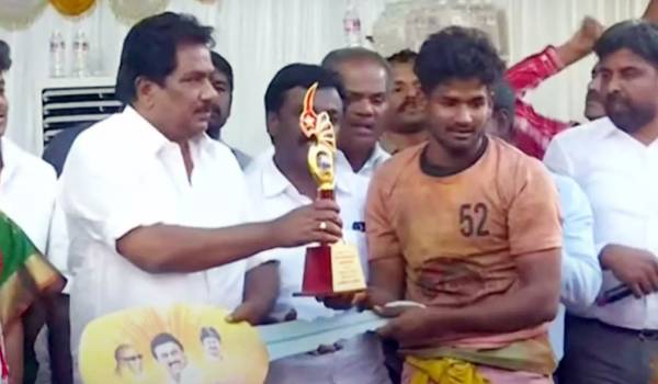  26 காளைகளை அடக்கியவருக்கு கார் பரிசு 