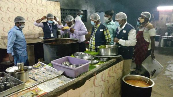 கூடுதல் விலைக்கு தின்பண்டங்கள் 