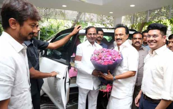 ஸ்டாலினுக்கு அழைப்பு விடுத்த கேசிஆர் ஸ்டாலினுக்கு அழைப்பு விடுத்த கேசிஆர்