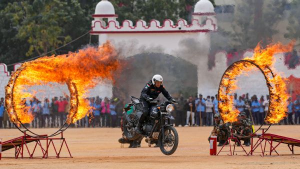 சாகச நிகழ்ச்சிகள் சாகச நிகழ்ச்சிகள்