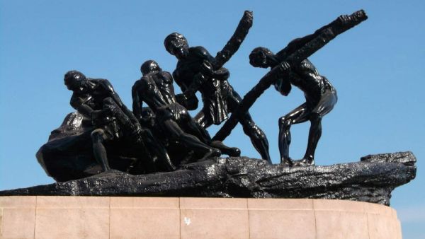 உழைப்பாளர் சிலை அருகே 