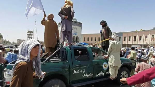 கடும் கட்டுப்பாடுகள் கடும் கட்டுப்பாடுகள்