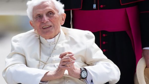 பதவியை துறந்த பெனடிக் பதவியை துறந்த பெனடிக்