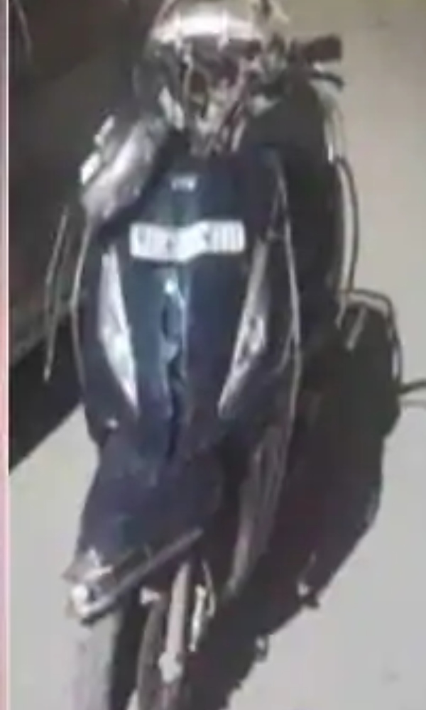 பின்னால் அமர்ந்திருந்த தோழி