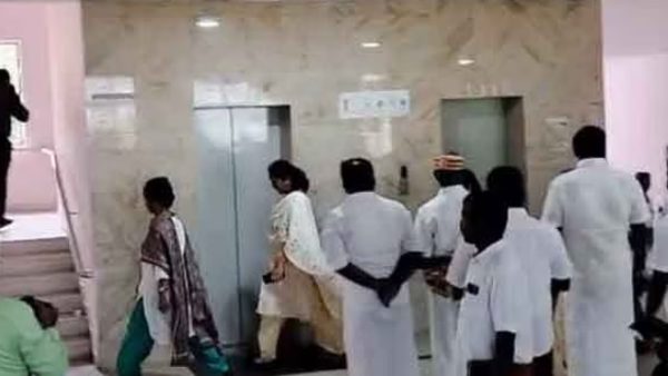 லிப்ட்டில் சிக்கிய அமைச்சர் 