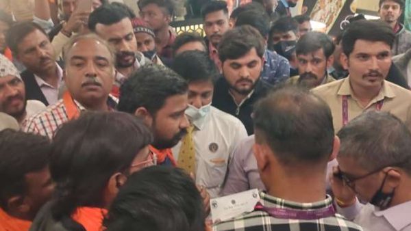 குஜராத்தில் போஸ்டர்கள் கிழிப்பு குஜராத்தில் போஸ்டர்கள் கிழிப்பு