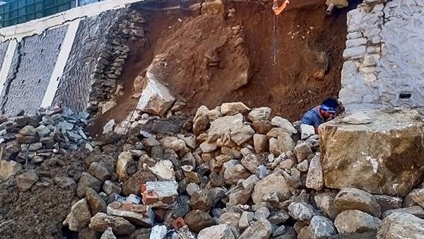 சாலைகளில் பிளவுகள் சாலைகளில் பிளவுகள்