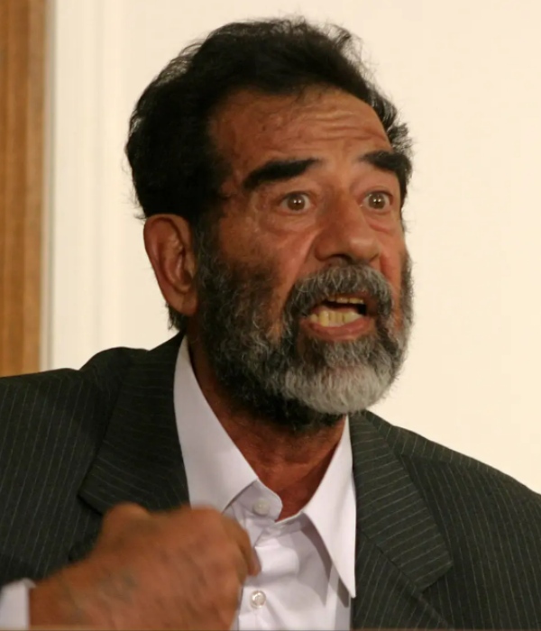 சதாம் உசேனுக்கு வாயில் அடி சதாம் உசேனுக்கு வாயில் அடி