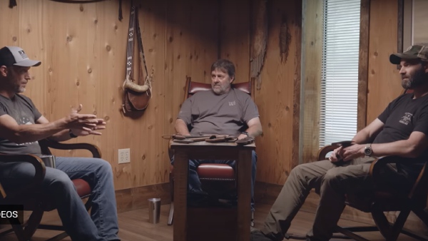 இலைகளால் மூடப்பட்ட குழி இலைகளால் மூடப்பட்ட குழி