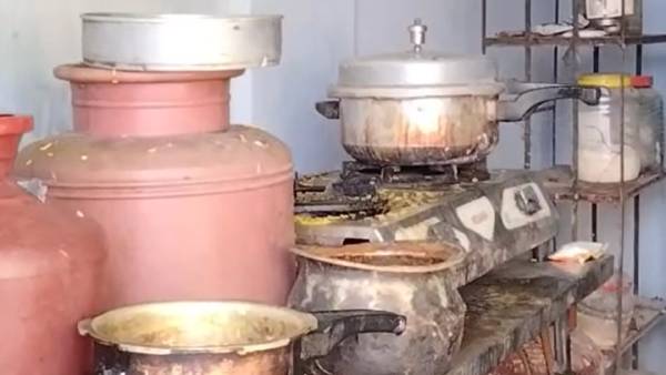  வெடித்து சிதறிய குக்கர் 