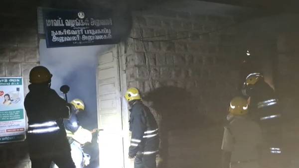 Due to a sudden fire in the Madurai Collectorate, Pongal gift items got burnt Due to a sudden fire in the Madurai Collectorate, Pongal gift items got burnt