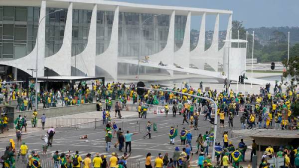  அதிபர் எங்கே