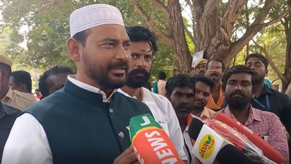 மத்திய சிறுபான்மை நலத்துறை அமைச்சர் 