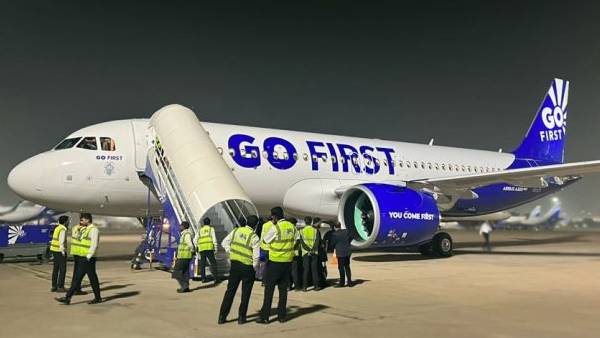 பஸ்களில் சென்ற பயணிகள் 