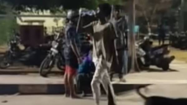 சேலம் ரசிகர் செய்த 'சம்பவம்' சேலம் ரசிகர் செய்த 'சம்பவம்'