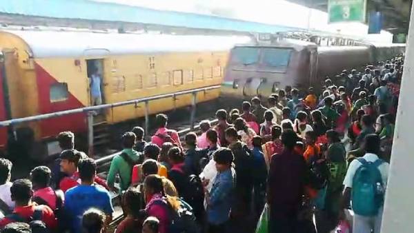 ரயில் நிலையத்திலும் கூட்டம் 