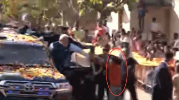 மோடியை நெருங்கி வந்த சிறுவன் 