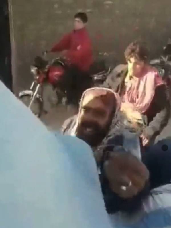  கோதுமை லாரியை விரட்டிய மக்கள்