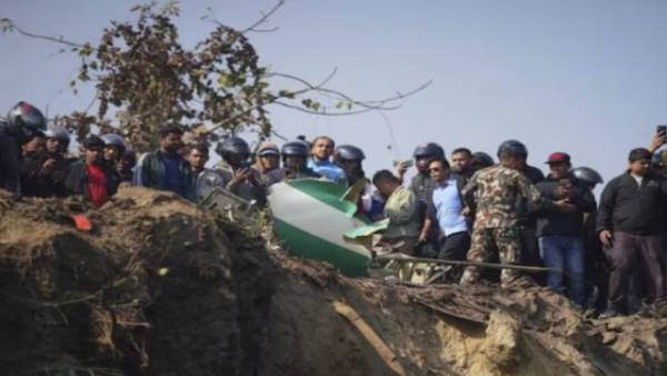  ஏர்போர்ட் அருகே சரிந்த விமானம்