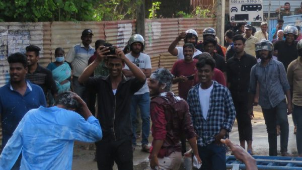  பீய்ச்சிய தண்ணீர்