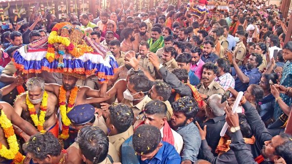 Today is the last day to visit Ayyappan, who shines as a king in golden ornaments 