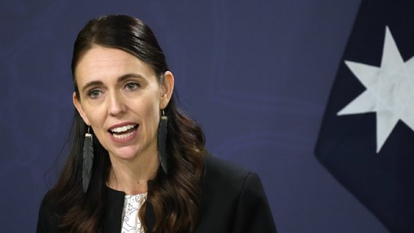 கட்சி உறுப்பினர்கள் மத்தியில் பேச்சு கட்சி உறுப்பினர்கள் மத்தியில் பேச்சு