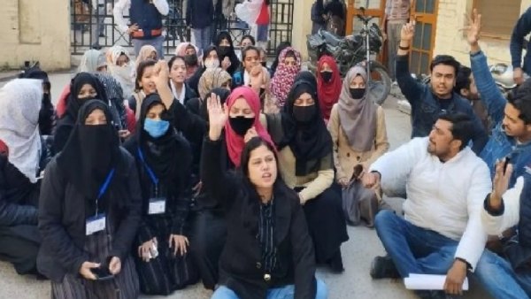 பர்தா அணிந்த மாணவிகளுக்கு அனுமதி இல்லை பர்தா அணிந்த மாணவிகளுக்கு அனுமதி இல்லை