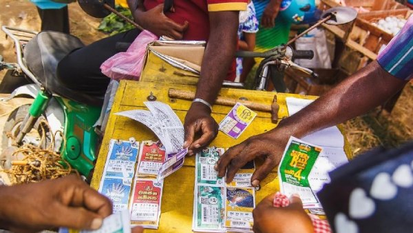  கதவை தட்டிய ரூ.10 கோடி பரிசு 