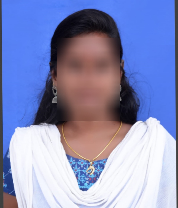மொபட்டை நித்யா ஓட்டினார் 