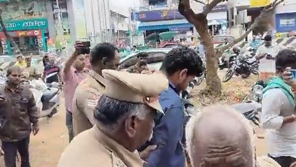 துணிந்து பிடித்த பொதுமக்கள் 