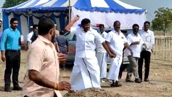  கல்வீசிய அமைச்சர் நாசர் 