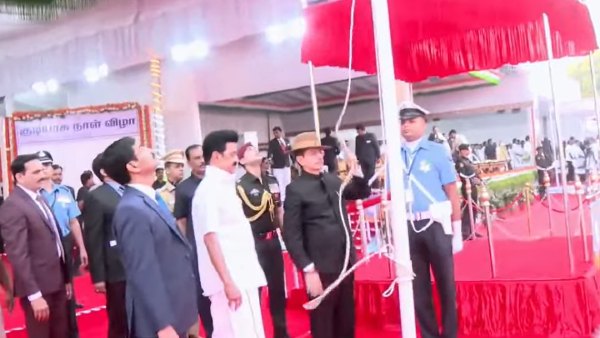 தேசியக்கொடி ஏற்றிய ஆளுநர் தேசியக்கொடி ஏற்றிய ஆளுநர்