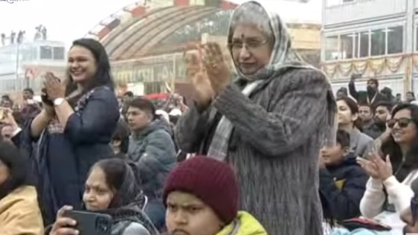  கைகளை தட்டி உற்சாகம்