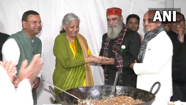 அல்வா கிண்டும் நிதி அமைச்சர் 