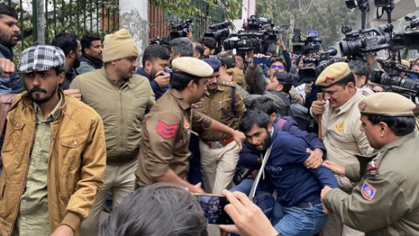  கற்கள் வீச்சு 