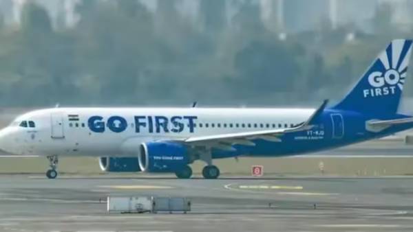 பஸ்ஸில் சென்ற பயணிகள் 