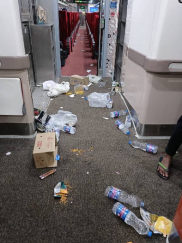 அசுத்தப்படுத்திய பயணிகள் 