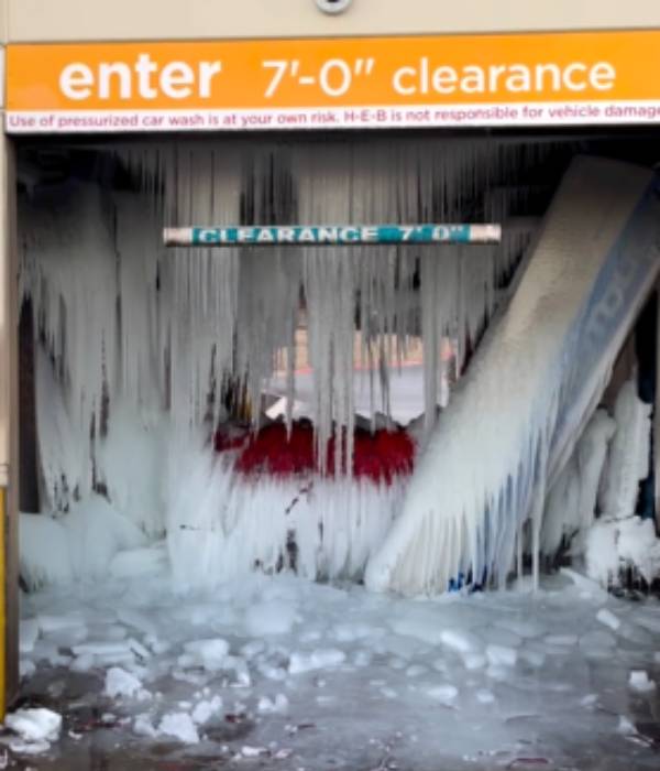 பனிக்குகைக்குள் சிக்கியது போல 