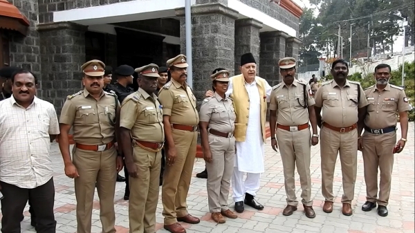 பேச கூட அனுமதிப்பதில்லை பேச கூட அனுமதிப்பதில்லை