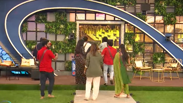 பெட்டியோடு வெளியே வருபவர் யார் 