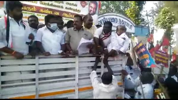 இரு கோஷ்டி இடையே மோதல் இரு கோஷ்டி இடையே மோதல்