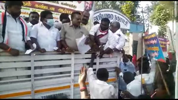 அணிக்குள்ளேயே சண்டை அணிக்குள்ளேயே சண்டை